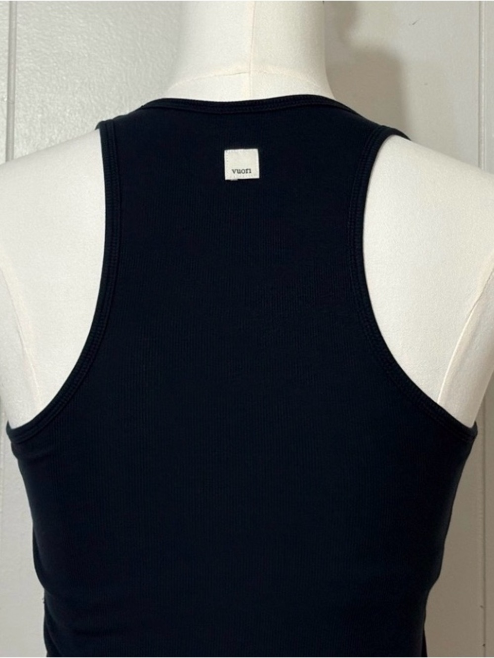 Vuori pose pylo tank. Black Ribbed Cropped Tank - Picture 5 of 6